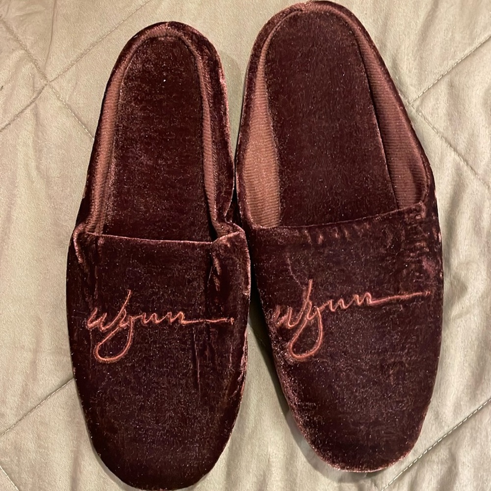 NWT WYNN LAS VEGAS mens slippers 
Size L/ XL